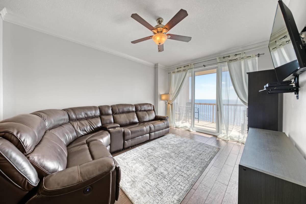 Apartment, 3 Schlafzimmer, Meerblick, Strandnähe | Wohnbereich | Flachbildfernseher