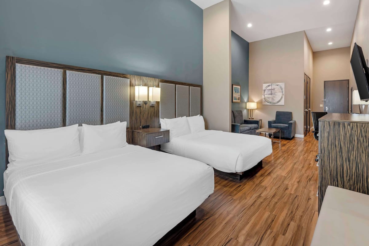 Suite, 2 letti queen, accessibile ai disabili, vasca da bagno (with Sofabed) | Materassi a doppio strato, una scrivania, postazione laptop