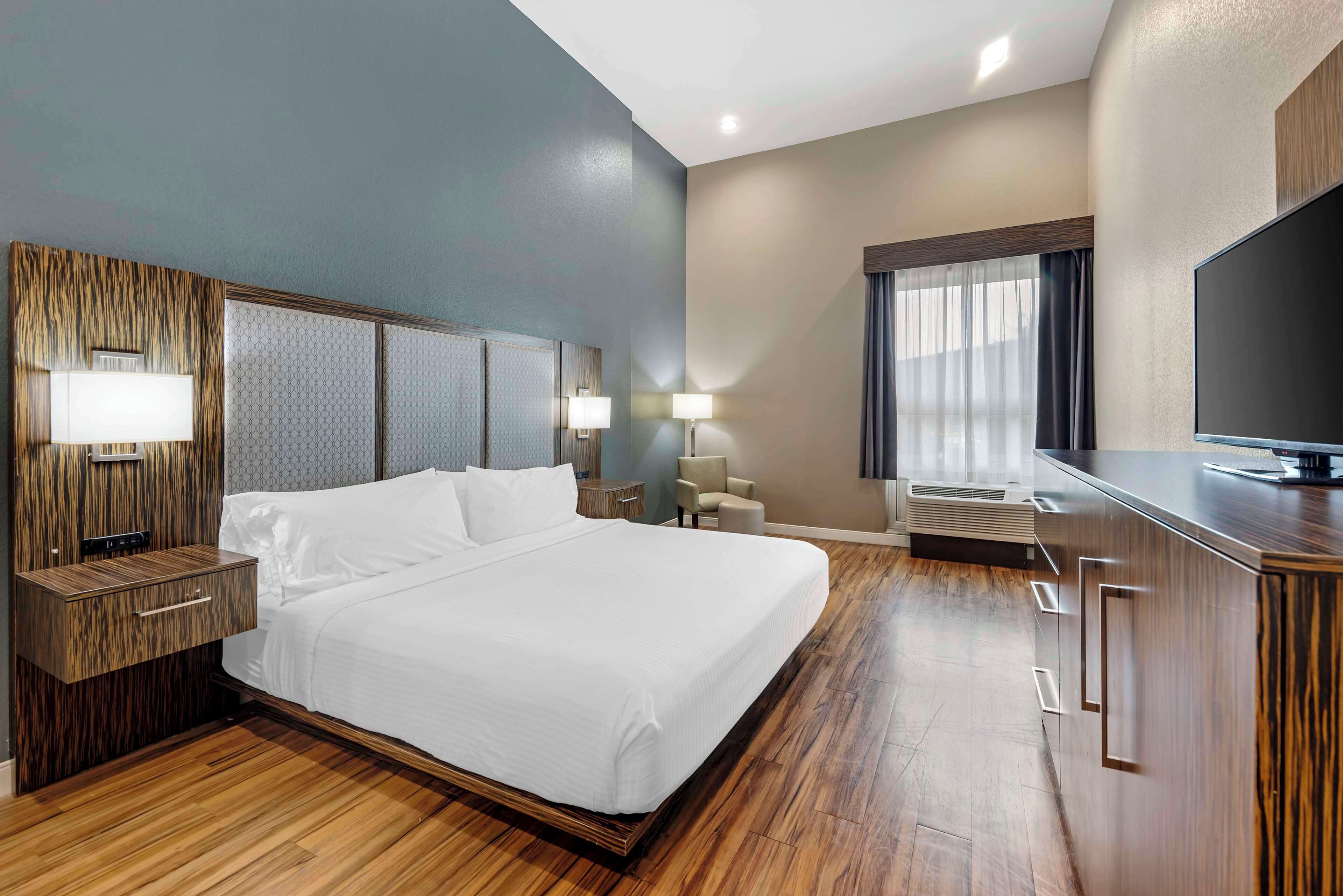 suite, 1 king bed, accessible, bathtub (with sofabed) | pillow-top beds, desk, laptop workspace, blackout curtains