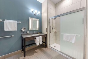 标准房, 1 张特大床, 无障碍, 无烟房 (Walk-in Shower;Pet Friendly) | 浴室 | 免费洗浴用品、吹风机、毛巾、肥皂