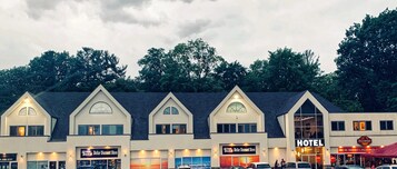 Fachada de la propiedad por la tarde o noche