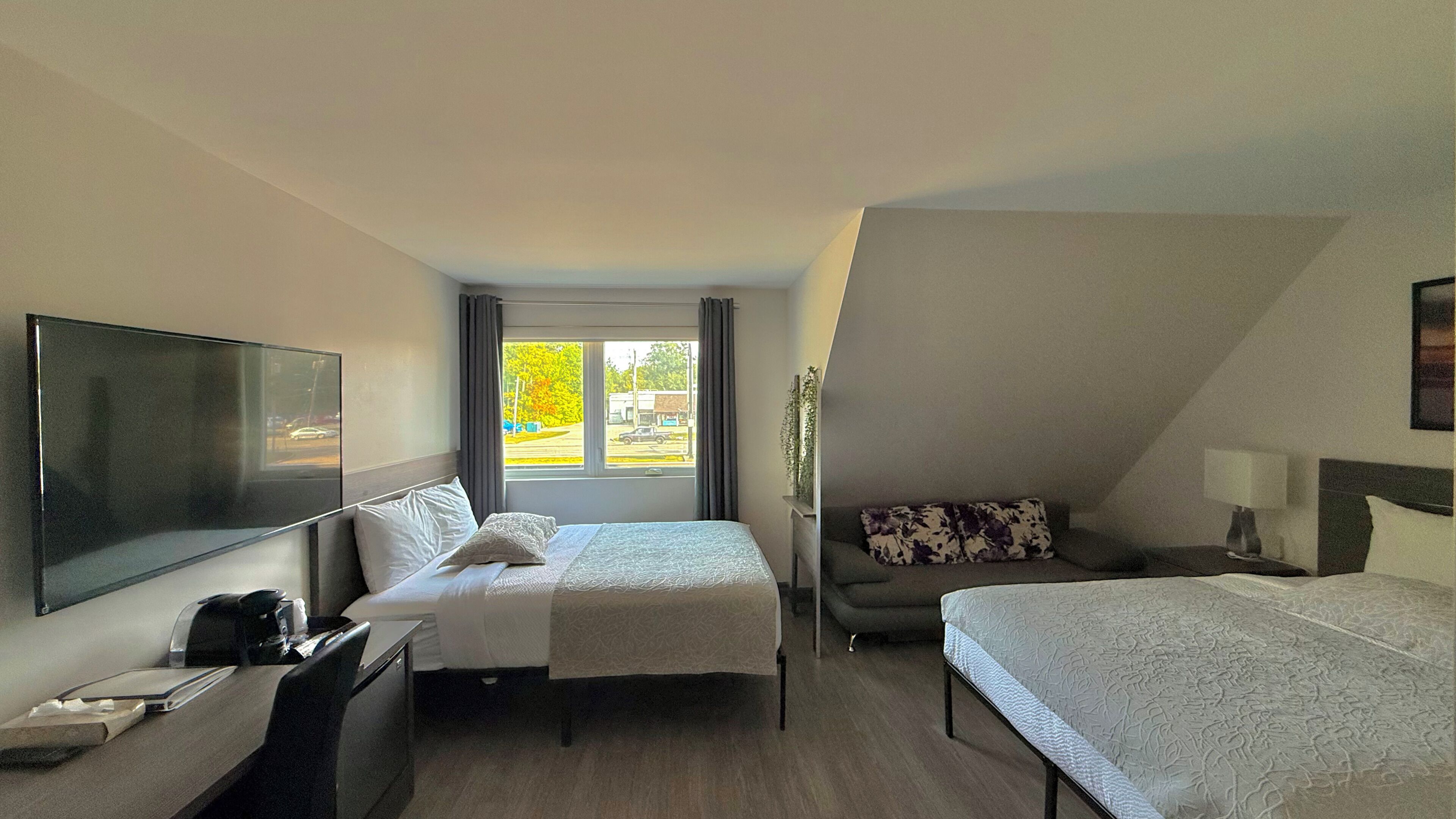 Deluxe Room (plus) | Laptop workspace, soundproofing, iron/ironing board, bed sheets