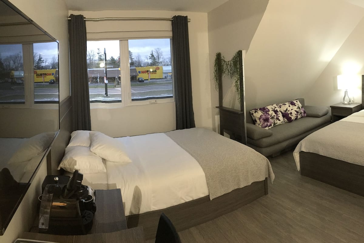 deluxe plus room, 213 | laptop workspace, soundproofing, iron/ironing board, bed sheets