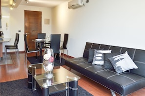 Family Apartment, 2 Bedrooms | Living room | 32-inch LCD TV with cable channels, TV, Netflix - Norus Providencia (Santiago)