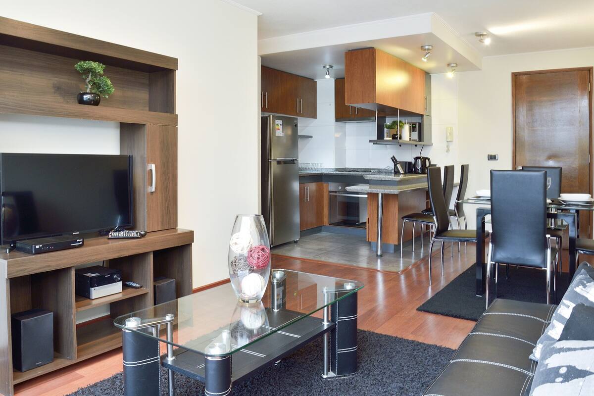 Departamento familiar, 2 habitaciones | Sala de estar | Televisión LCD de 32 pulgadas con canales por cable y televisión