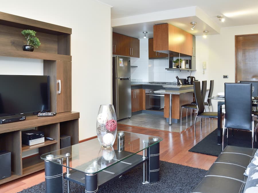 Apartamento família, 2 quartos | Sala de estar | TV LCD 32 polegadas com canais a cabo, TV, Netflix