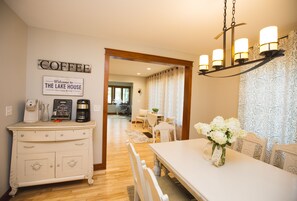 Deluxe-Haus, 4 Schlafzimmer, Küche, am Strand | Essbereich im Zimmer