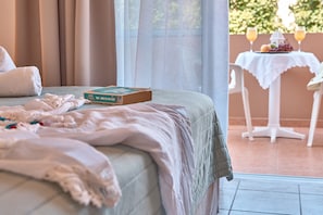 In-room safe, desk, blackout curtains, soundproofing - Solon Apartments (Platanias)