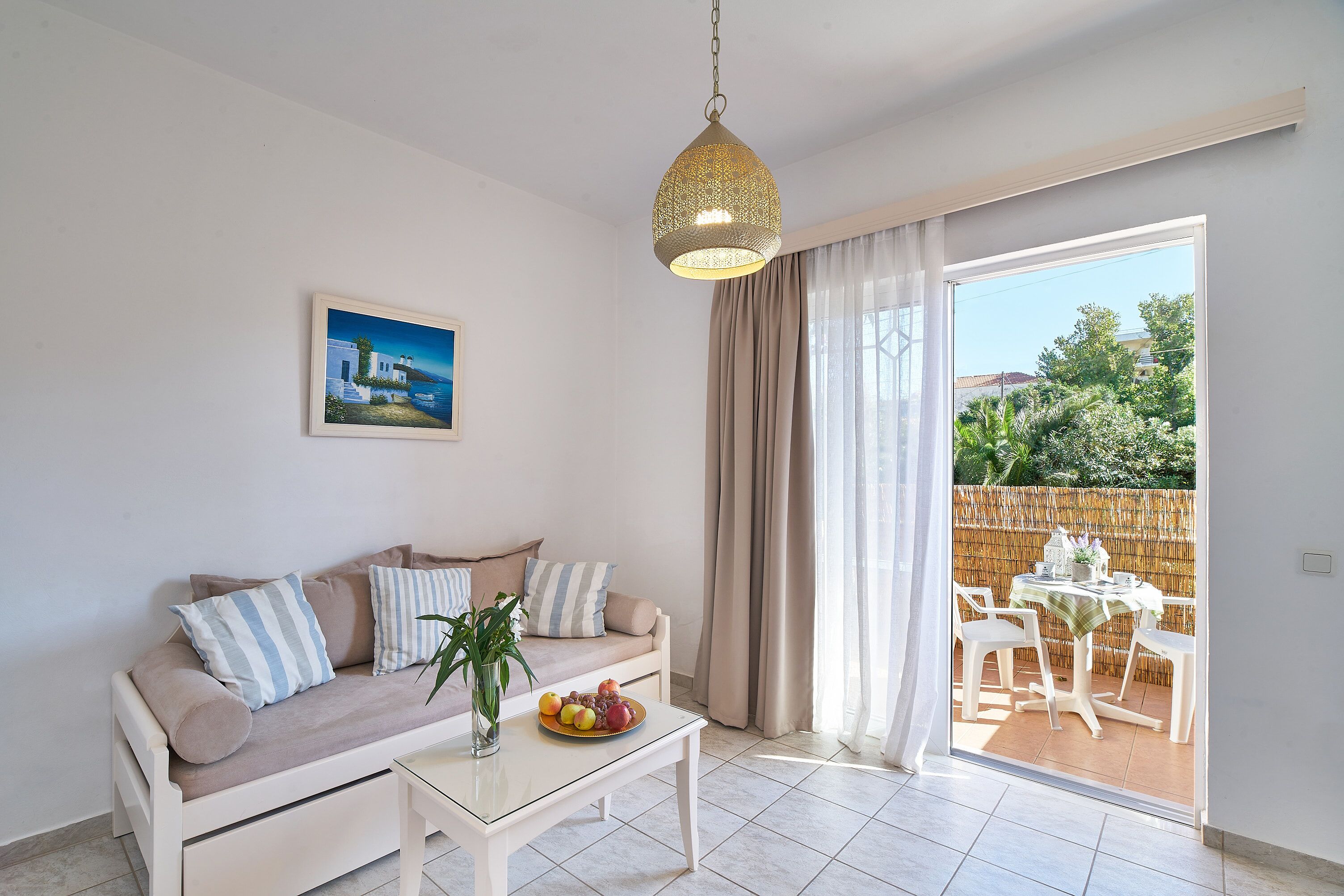 Un salon moderne comprenant un canapé, une table basse et un coin repas avec une table et des chaises.