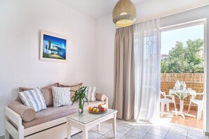 In-room safe, desk, blackout drapes, soundproofing - Solon Apartments (Platanias)