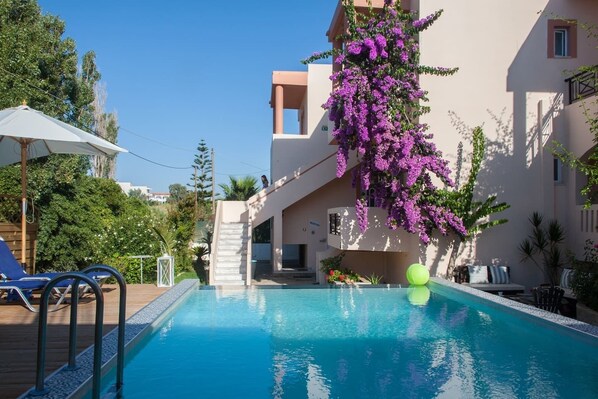 Outdoor pool, pool umbrellas, sun loungers - Solon Apartments (Platanias)