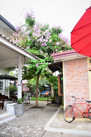 Lobby sitting area - Baan Rare Guesthouse (Udon Thani)