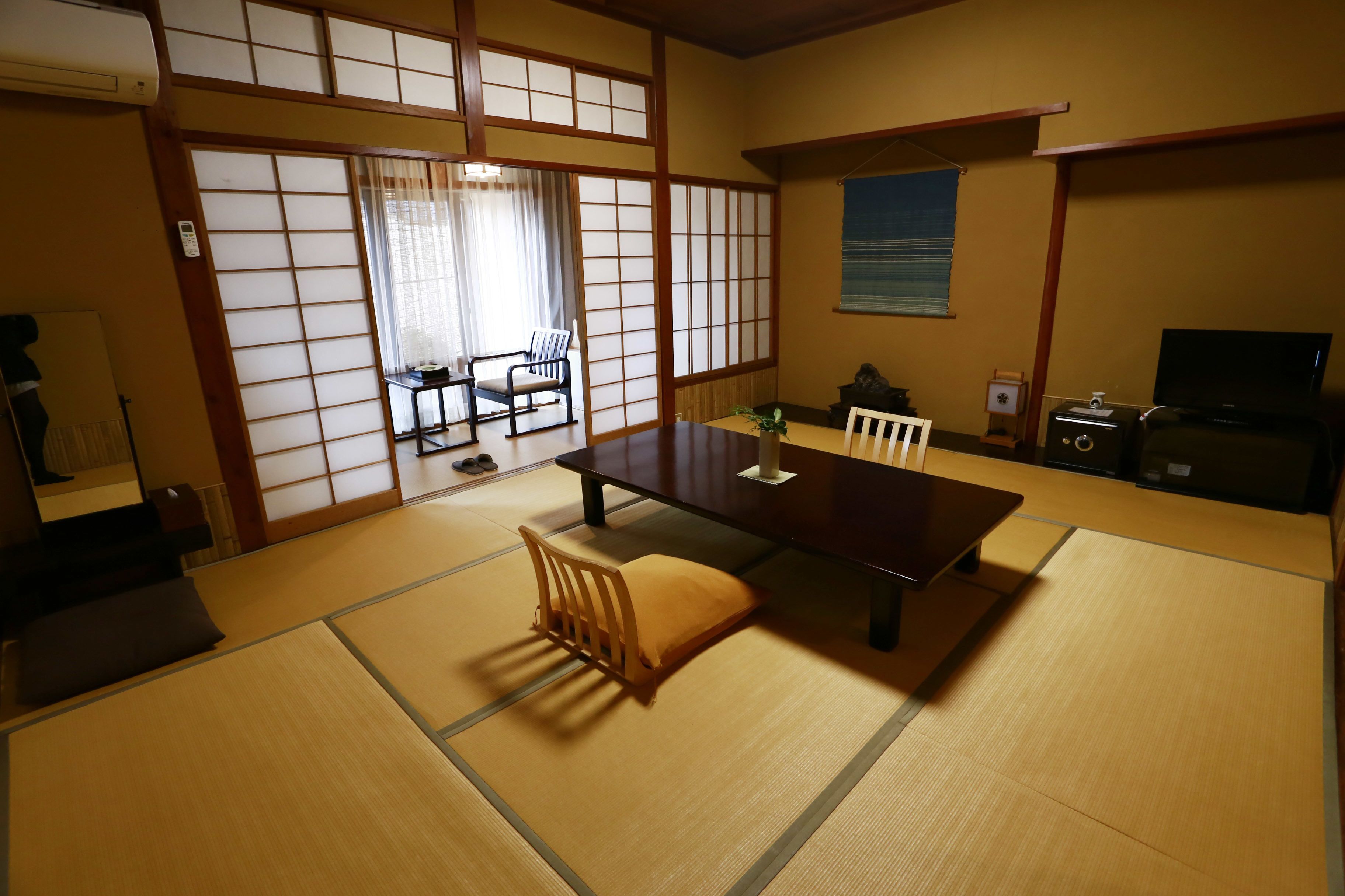 传统客房 (Japanese Style) | 高档床上用品、迷你吧、客房内保险箱、办公桌