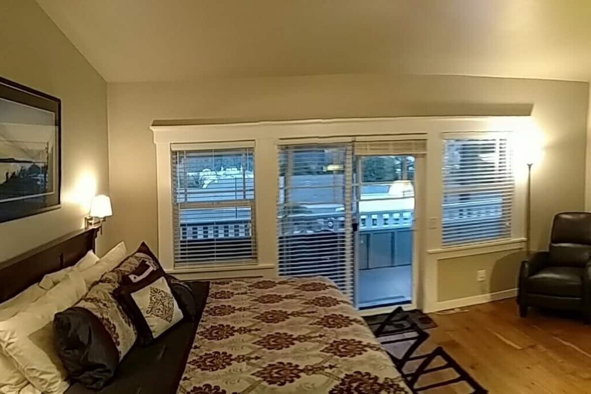 Camera Deluxe, 1 letto king, balcone, vista porto | Biancheria in cotone egiziano, biancheria da letto di alta qualità
