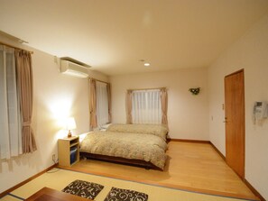 Chambre traditionnelle avec lits jumeaux, salle de bains commune (Japanese Style) | Rideaux d’obscurcissement, accès au Wi-Fi (inclus)