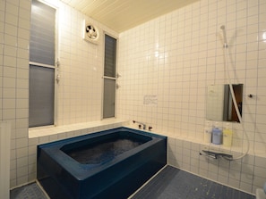 Separate tub and shower, free toiletries, hair dryer, slippers - Pension Avenue (Yamanakako)