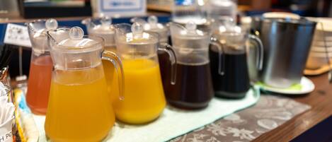 Un angolo con bevande assortite e una macchina del caffè.
