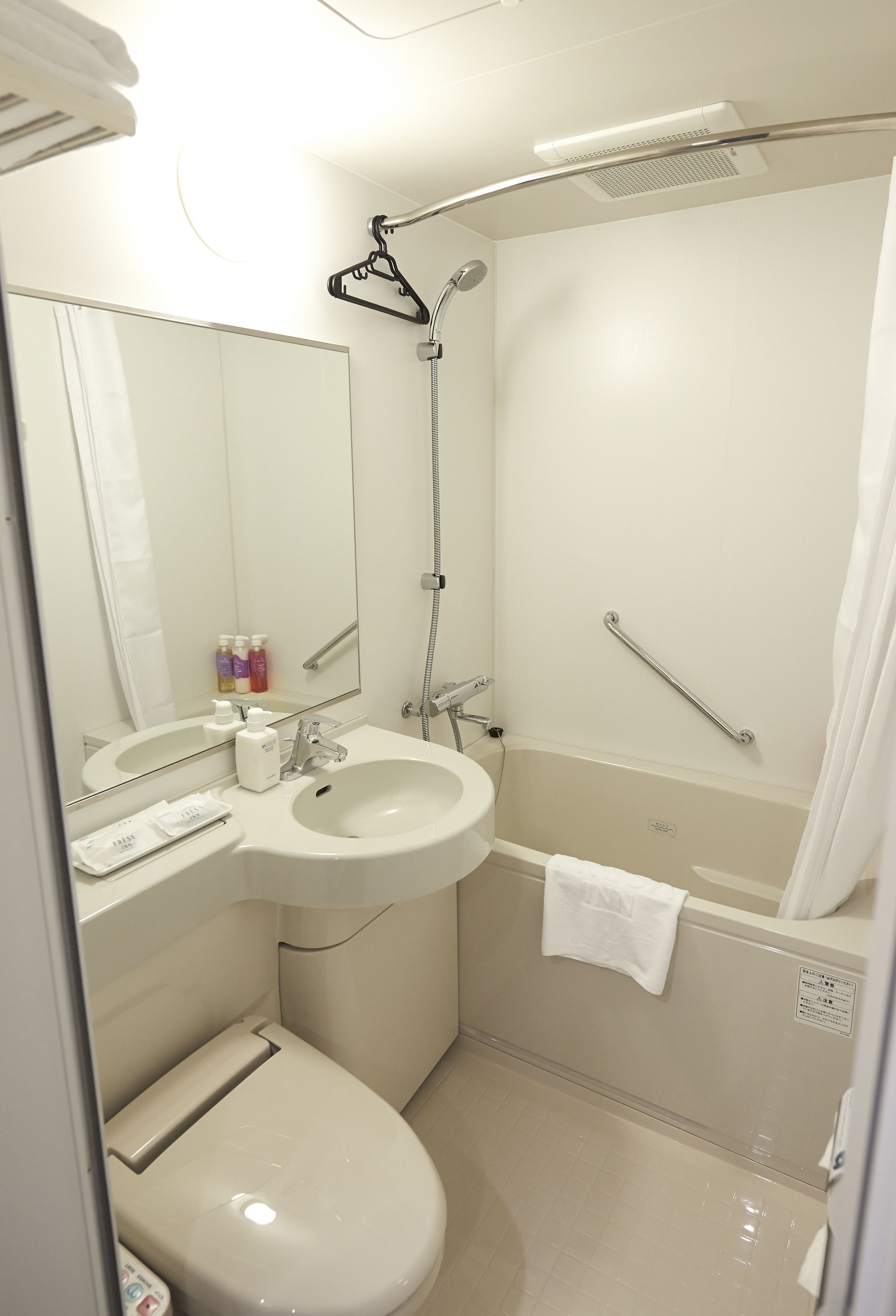 standard twin room, smoking | bathroom | combined shower/bathtub, free toiletries, hair dryer, slippers