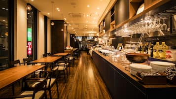 Daily buffet breakfast (JPY 1530 per person)