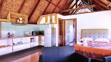Deluxe Bungalow, 1 Bedroom, Refrigerator & Microwave, Park View | Living area