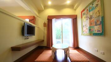 Quadruple Room | Desk, soundproofing, free cribs/infant beds, free WiFi