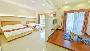 Quadruple Room | Desk, soundproofing, free cribs/infant beds, free WiFi