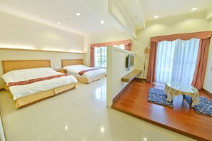 Quadruple Room | Desk, soundproofing, free cribs/infant beds, free WiFi - Malia Homestay (Hualien City)
