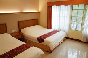 Desk, soundproofing, free cots/infant beds, free WiFi - Malia Homestay (Hualien City)