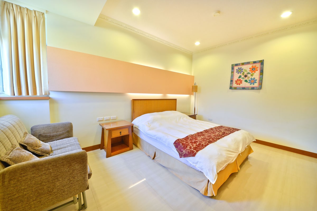 Desk, soundproofing, free cots/infant beds, free WiFi