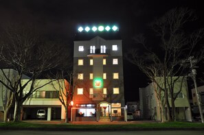 Voorkant accommodatie - avond/nacht