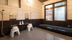 Un baño con bañera, dos lavamanos, un espejo y una ventana.