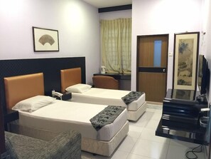 Bàn, bàn ủi/dụng cụ ủi quần áo