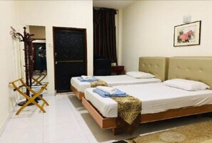 Desk, iron/ironing board, free wired internet, bed sheets - Lai Ming Hotel (Singapore)