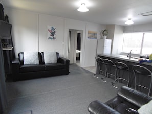 家庭公寓, 2 间卧室, 厨房, 花园 | 起居区