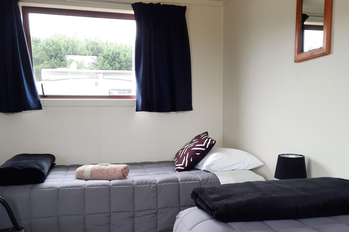 Twin Cabin | Premium bedding, blackout drapes, iron/ironing board, bed sheets