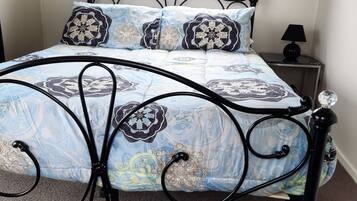 Combined shower/bathtub, rainfall showerhead, towels