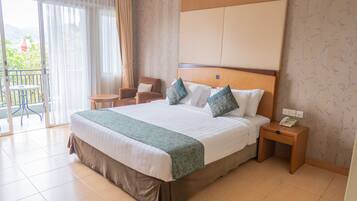 Executive Room | Minibar, in-room safe, desk, iron/ironing board