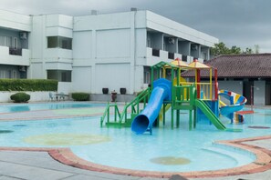 Outdoor pool - Green Valley Resort (Baturaden)
