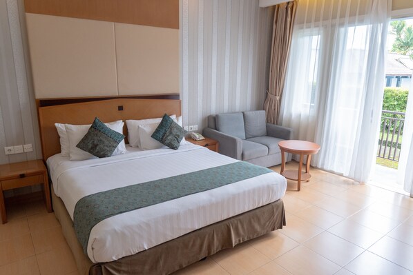 Minibar, in-room safe, desk, iron/ironing board