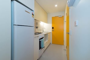 Estudio Confort, 1 cama de matrimonio | Cocina básica privada | Frigorífico, microondas (previa solicitud), horno y placa de cocina