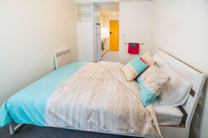 Estudio Confort, 1 cama de matrimonio | Escritorio, tabla de planchar con plancha, wifi