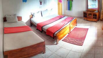 Triple Room | Desk