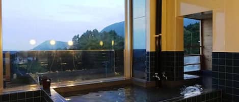 Combined shower/bathtub, deep-soaking bathtub, free toiletries