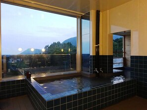 Combined shower/bathtub, deep-soaking bathtub, free toiletries - Hotel Hakodateyama (Hakodate)
