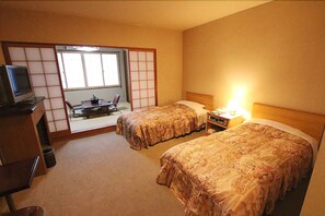 Zimmer (Western Room for　2- 4 person) | Bügeleisen/Bügelbrett, kostenloses WLAN, Bettwäsche