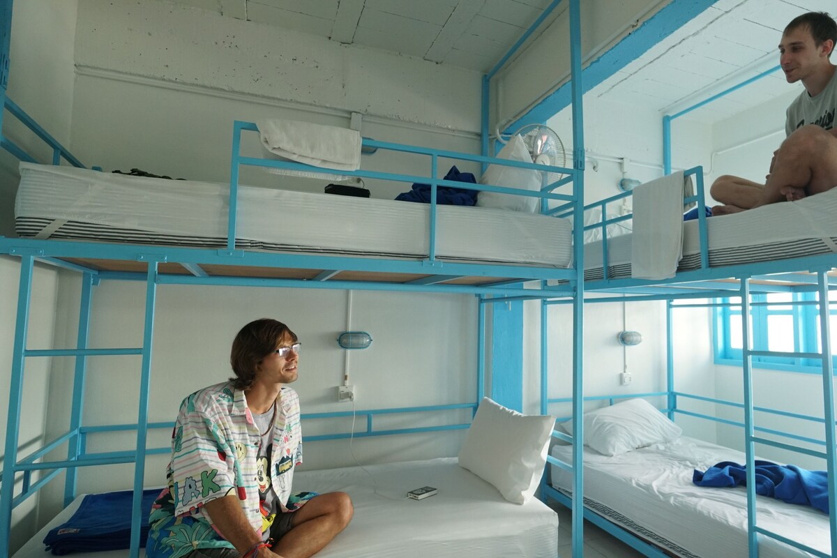 Bed in 16 Beds Dorm | 書桌