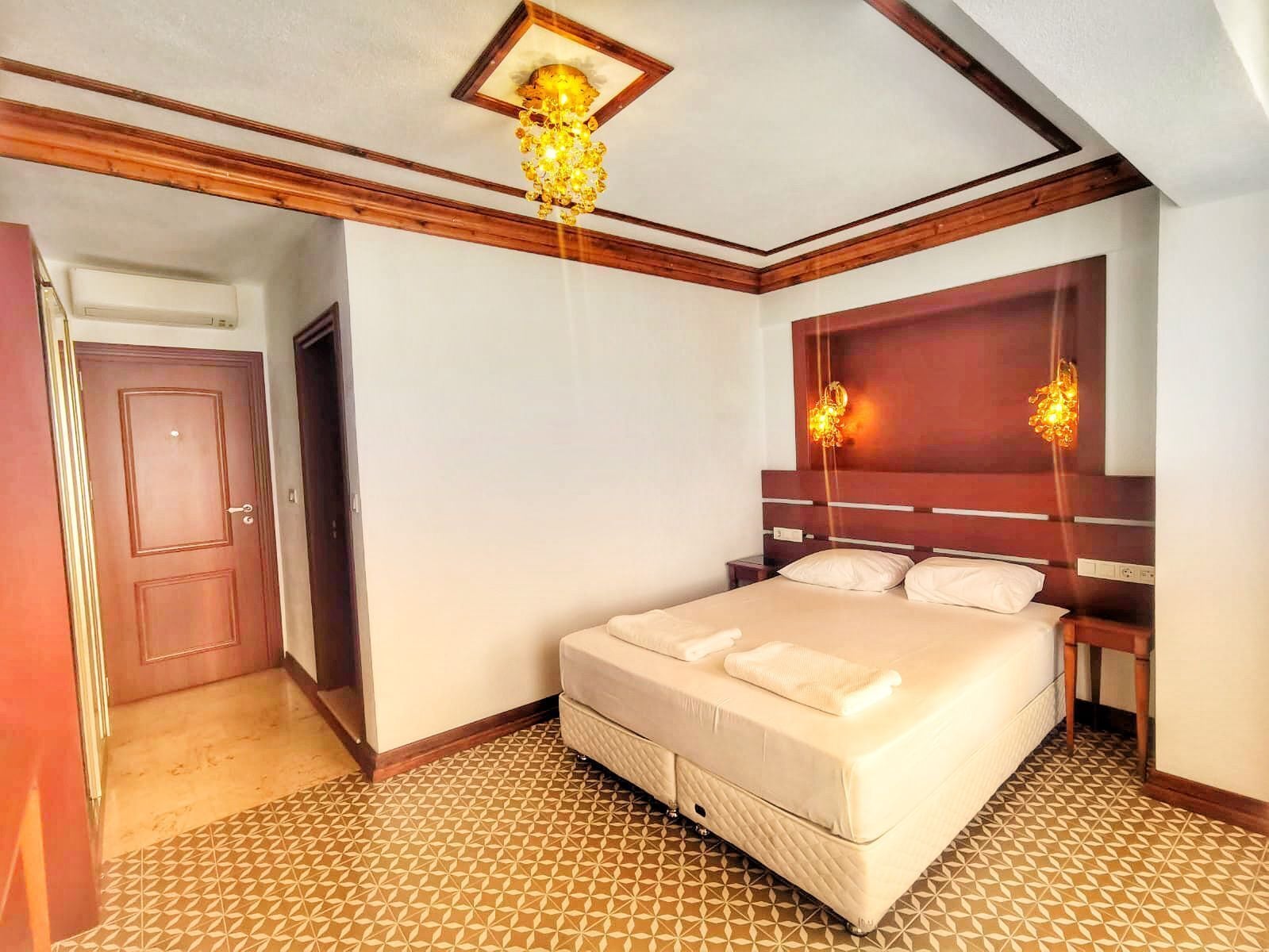 高級寢具、迷你吧、免費 Wi-Fi、床單