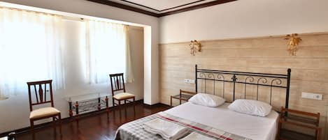 Premium bedding, minibar, free WiFi, bed sheets