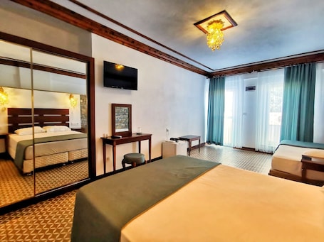 Ropa de cama de alta calidad, minibar, wifi gratis y ropa de cama . Bozcaada Fahri Hotel