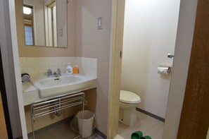 Habitación tradicional (Japanese, Private Bathroom) | Baño | Ducha y bañera combinadas y artículos de higiene personal gratuitos